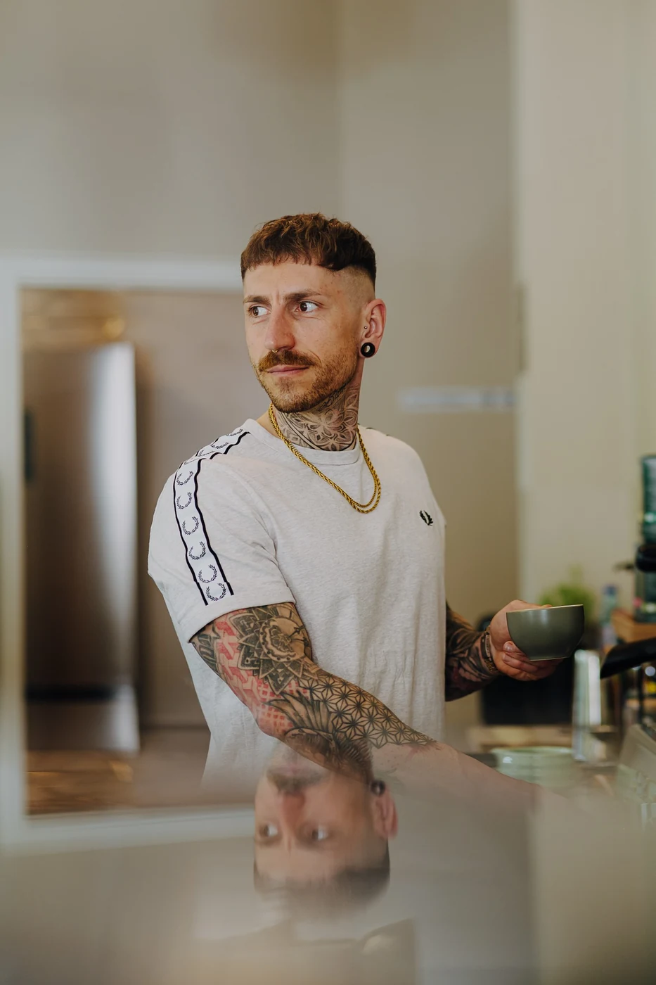 Julian bereitet Kaffee an der Maschine zu