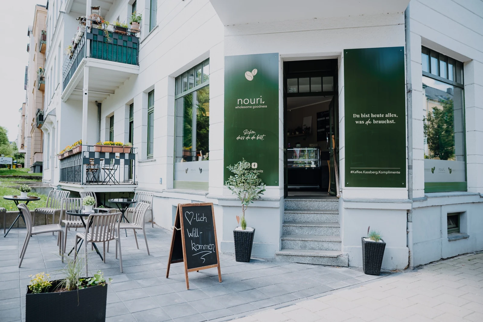 Außenbereich des nouri. Cafés