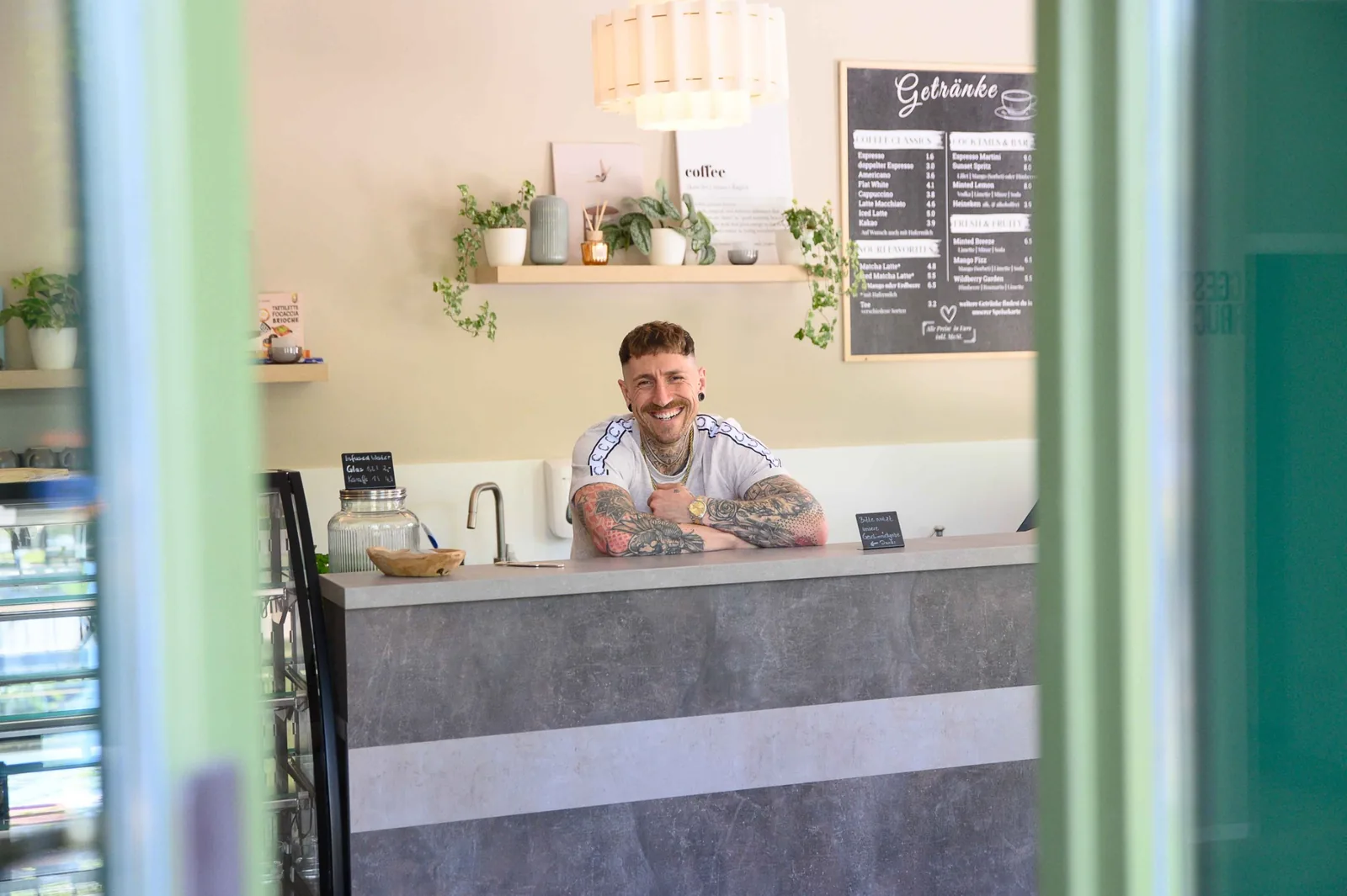 Julian, Inhaber des nouri. Cafés in Chemnitz