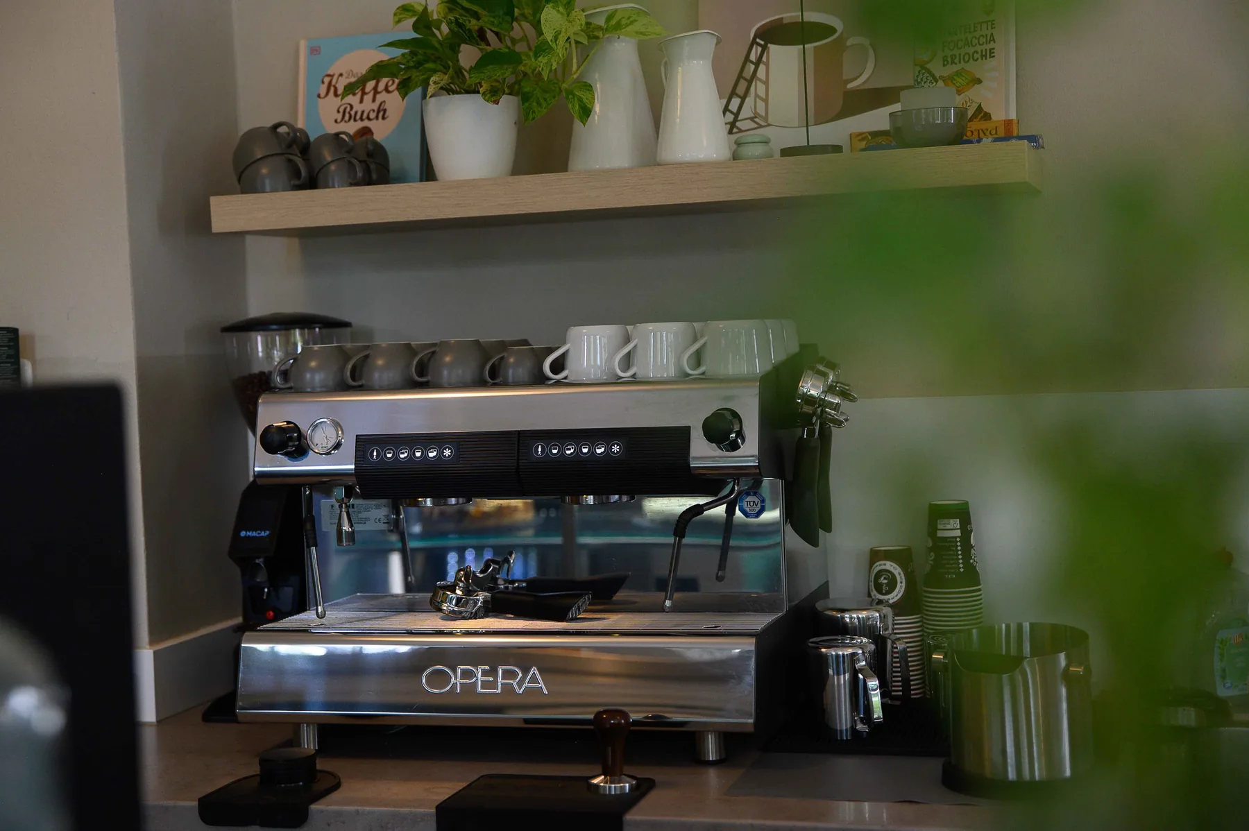 Theken- und Kaffeedetail im nouri.