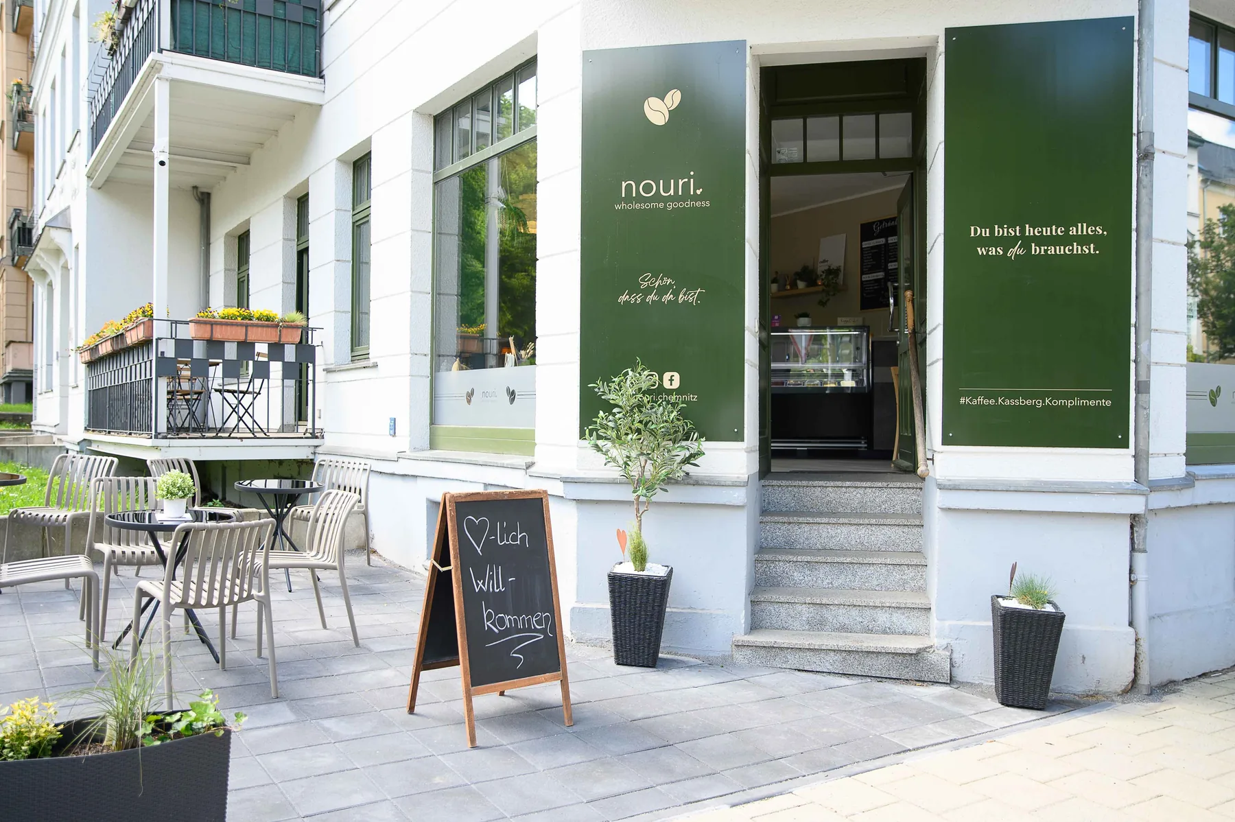 Außenbereich und Eingang des nouri. Cafés