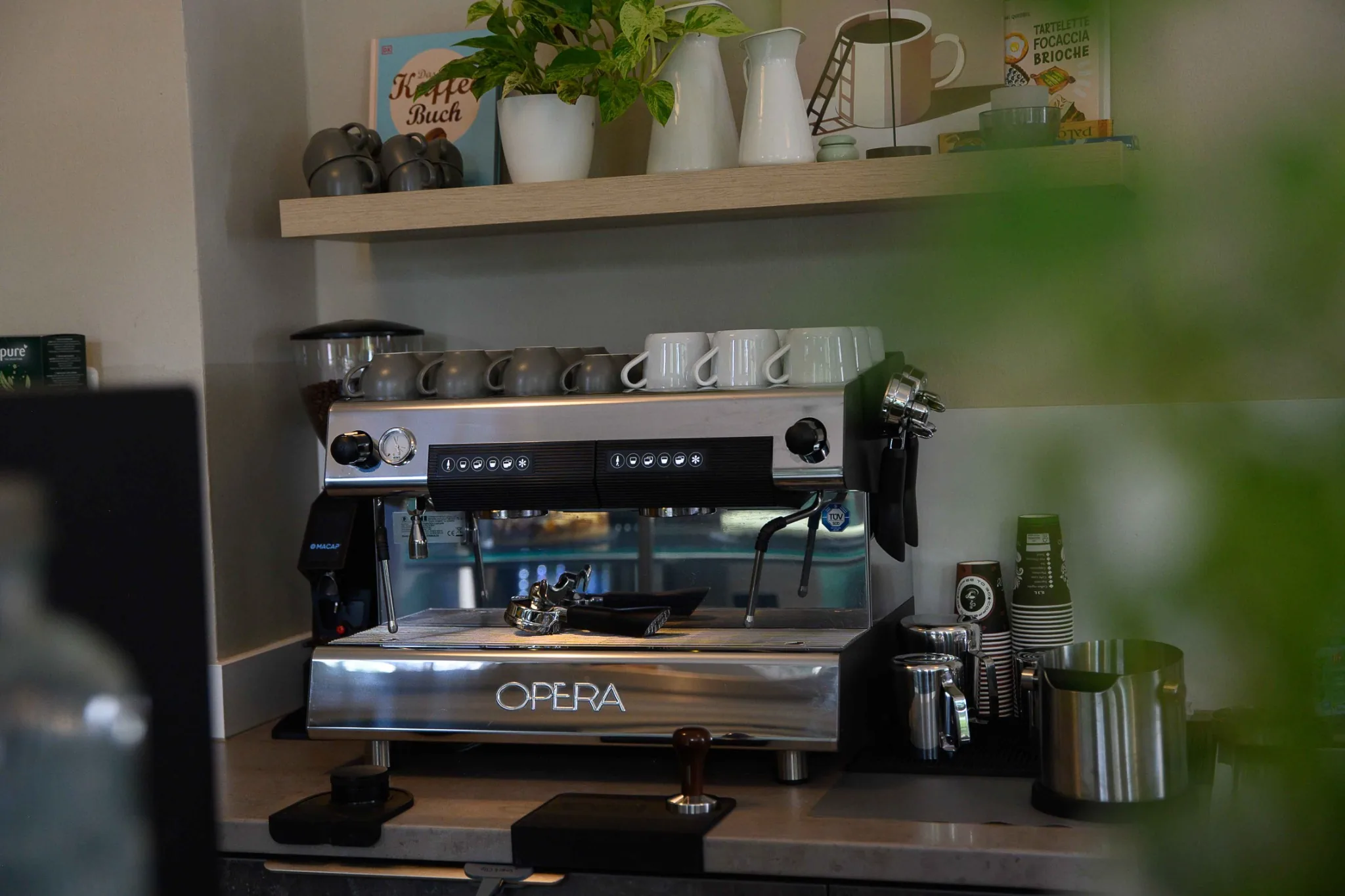 Siebträgermaschine und Kaffeedetail im nouri. Café
